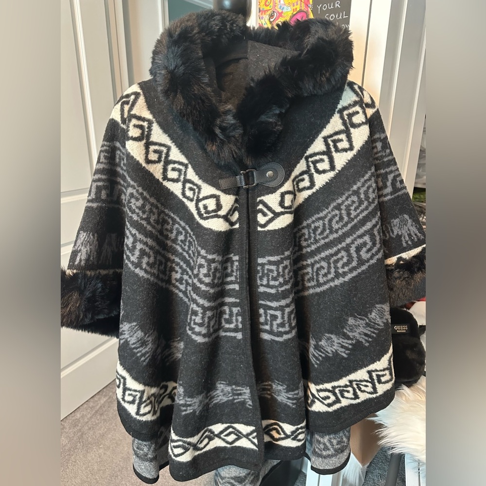 TAMSY HALF MOON PONCHO WITH MATCHING FAUX FUR CROSSBODY💕